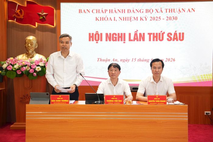 Các đồng chí chủ trì hội nghị. Ảnh: Vân Thư