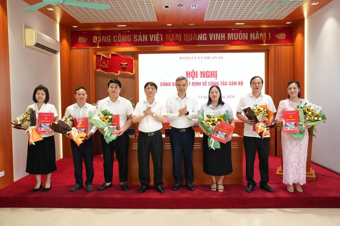 Lãnh đạo Đảng ủy xã Thuận An tặng hoa chúc mừng 6 đồng chí được chỉ định bổ sung tham gia Ban Chấp hành Đảng bộ xã Thuận An khóa I, nhiệm kỳ 2025- 2030. Ảnh: Vân Thư