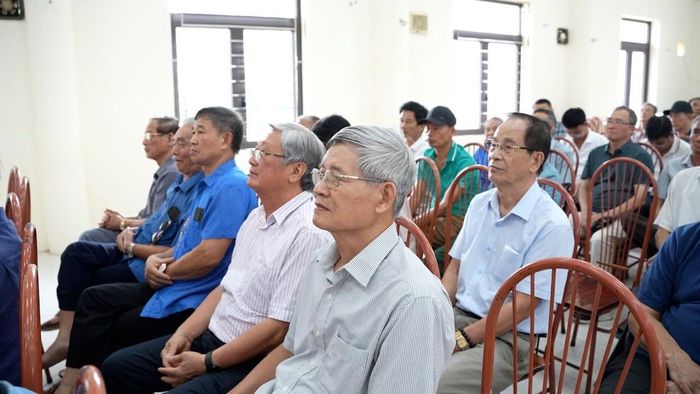 Các cử tri tham gia hội nghị tiếp xúc cử tri. Ảnh: HĐ
