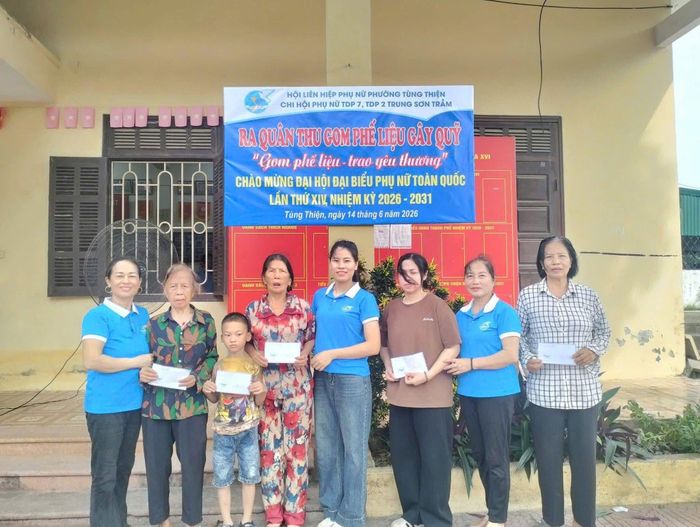 Đại diện Hội Liên hiệp Phụ nữ phường Tùng Thiện trao quà cho hội viên, trẻ em có hoàn cảnh khó khăn. Ảnh: TH