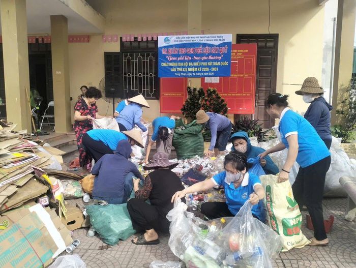 Cán bộ, hội viên phụ nữ phường Tùng Thiện tham gia thu gom phế liệu gây quỹ thực hiện hoạt động an sinh xã hội. Ảnh: TH