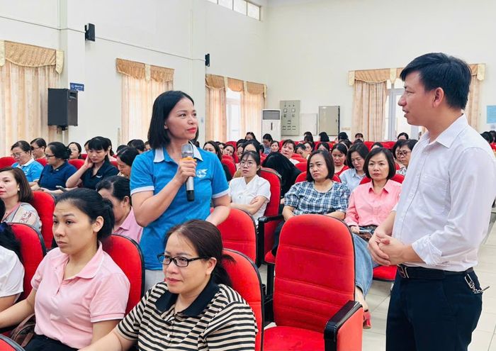 Các học viên trao đổi với giảng viên lớp tập huấn. Ảnh: Bảo Lâm