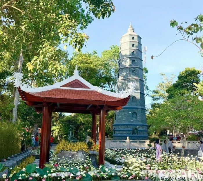 Khuôn viên đền Thờ tượng Phật hoàng Trần Nhân Tông. Ảnh: A.S
