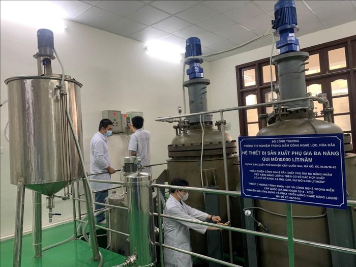 Nghiên cứu bên trpng phòng thí nghiệm trọng điểm công nghệ lọc, hóa dầu.