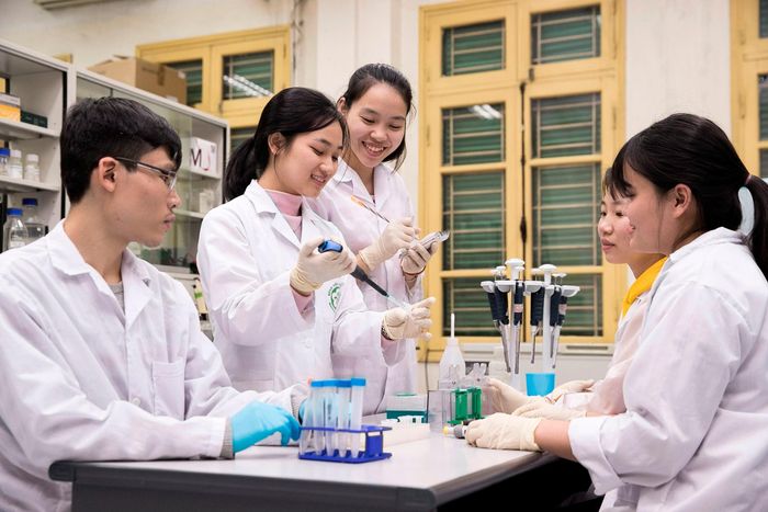 Nghiên cứu khoa học tại Đại học Quốc gia Hà Nội.