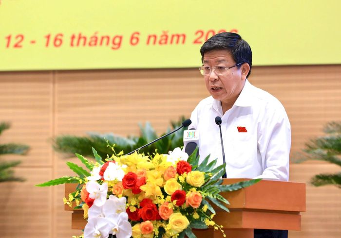 Ủy viên Ban Thường vụ Thành ủy, Phó Chủ tịch Thường trực UBND thành phố Hà Nội Dương Đức Tuấn báo cáo tiếp thu, giải trình. Ảnh: Thành Thái