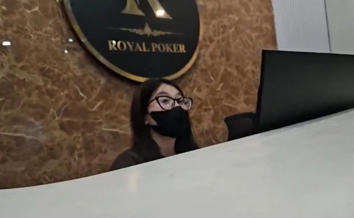 Trước khi buy-in tham gia chơi, người chơi phải làm thủ tục đăng ký làm thành viên câu lạc bộ, mặc dù thủ tục này chỉ như lấy lệ. Ảnh: Nhóm PV.