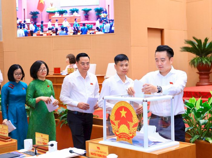Đại biểu HĐND thành phố bỏ phiếu biểu quyết tại kỳ họp. Ảnh: Thành Thái