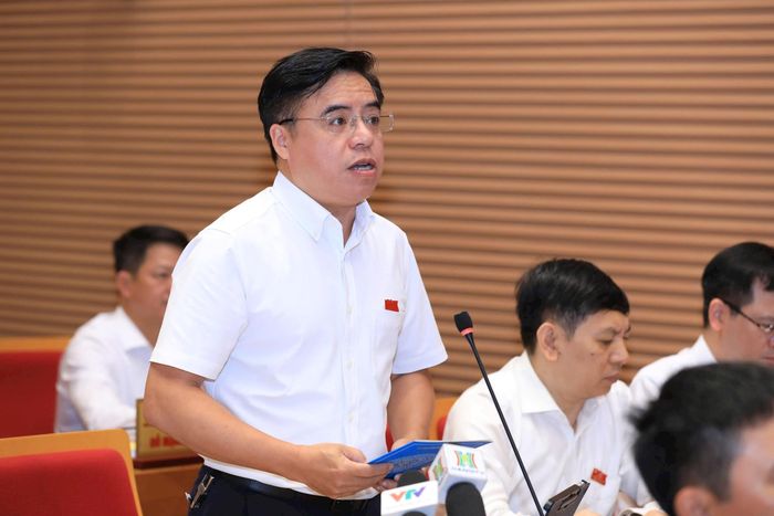 Đại biểu HĐND thành phố phát biểu thảo luận tại phiên họp. Ảnh: Thành Thái