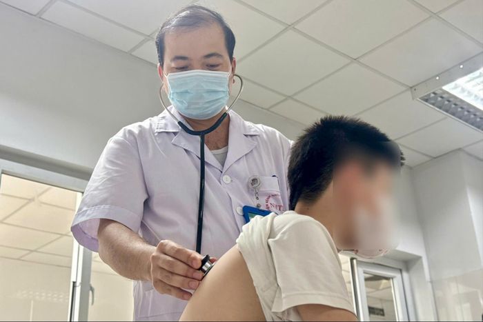 Bác sĩ thăm khám cho người bệnh. Ảnh: BVCC