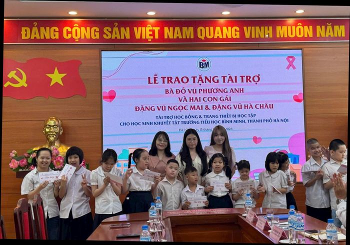Niềm vui của các em nhỏ khi được nhận học bổng từ các nhà tài trợ. Ảnh: Mai Hoa