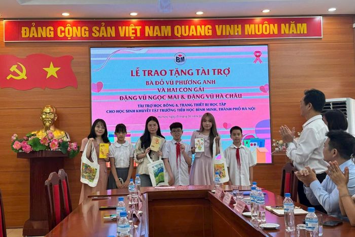 Các nhà tài trợ trân trọng tiếp nhận những món quà do học sinh Tiểu học Bình Minh dành tặng. Ảnh: Mai Hoa
