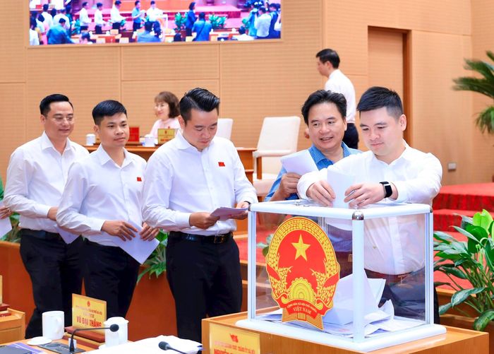 Các đại biểu HĐND thành phố Hà Nội bỏ phiếu thông qua Nghị quyết. Ảnh: Thành Thái