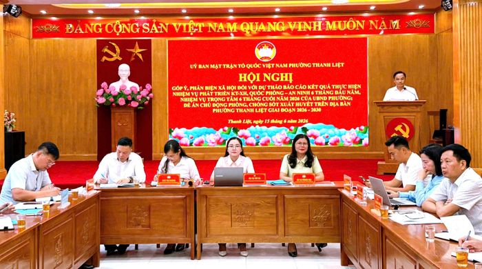 Đồng chí Đỗ Anh Tuấn, Giám đốc Trạm Y tế phường Thanh Liệt trình bày dự thảo Đề án chủ động phòng, chống sốt xuất huyết trên địa bàn phường Thanh Liệt giai đoạn 2026-2030. Ảnh: PV