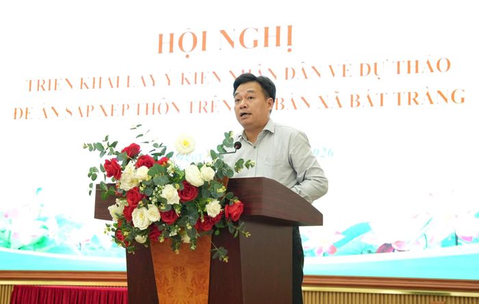 Chủ tịch UBND xã Bát Tràng Hoàng Tiến Dũng phát biểu tại hội nghị. Ảnh: Phương Lộc