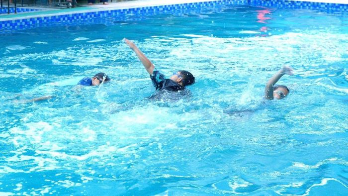 Các em nhỏ tham gia lớp phổ cập bơi. Ảnh: DH.