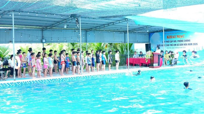 Ngay trong ngày khai mạc, lớp đã thu hút đông đảo học sinh, các em nhỏ tham gia. Ảnh: DH.