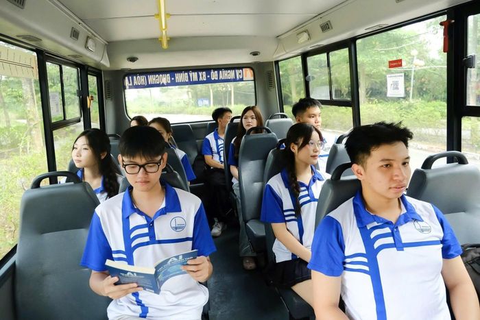 Đại học Quốc gia Hà Nội cùng các đơn vị liên quan đang tăng cường mạng lưới xe buýt kết nối nội đô Hà Nội với Hòa Lạc. Ảnh: VNU