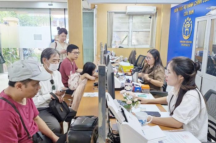 Người dân đến làm thủ tục hành chính tại Điểm phục vụ hành chính công phường Cửa Nam (số 29 Quang Trung, Hà Nội). Ảnh: Hà Anh