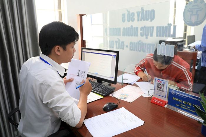 Hỗ trợ người dân giải quyết thủ tục hành chính trực tuyến tại Điểm Phục vụ hành chính công xã Ứng Hòa. Ảnh: Quang Thái.