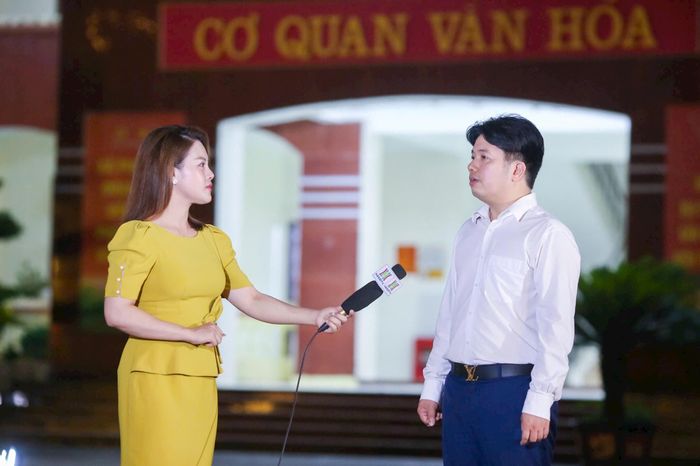 Phó Chủ tịch UBND xã Phú Cát Hoàng Quốc Cường chia sẻ tại điểm cầu. Ảnh: Khánh Huy