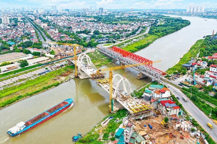 Công trường cầu Đuống mới (thuộc Dự án nâng cấp tuyến vận tải thủy sông Đuống). Ảnh: Phạm Hùng