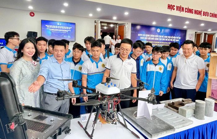 Trường ĐH GTVT giới các sản phẩm đổi mới sáng tạo tiêu biểu, bao gồm: Vữa CA và tà vẹt bê tông dự ứng lực dùng cho đường sắt tốc độ cao; Bê tông siêu tính năng mỹ thuật và UAV khảo sát bề mặt công trình giao thông. Ảnh PV