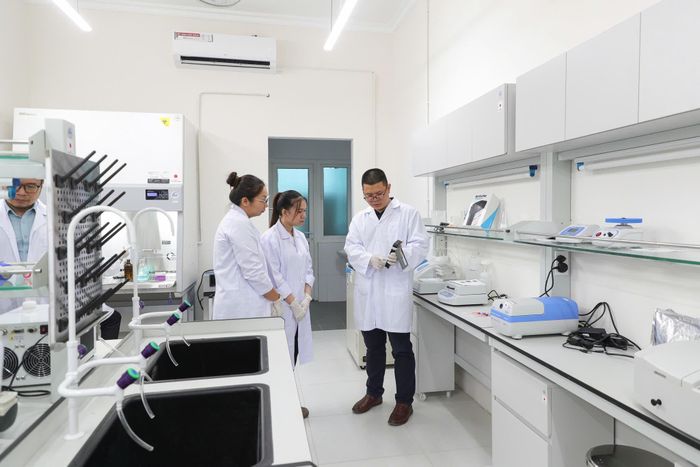 Nghiên cứu khoa học tại Đại học Quốc gia Hà Nội. Ảnh PV