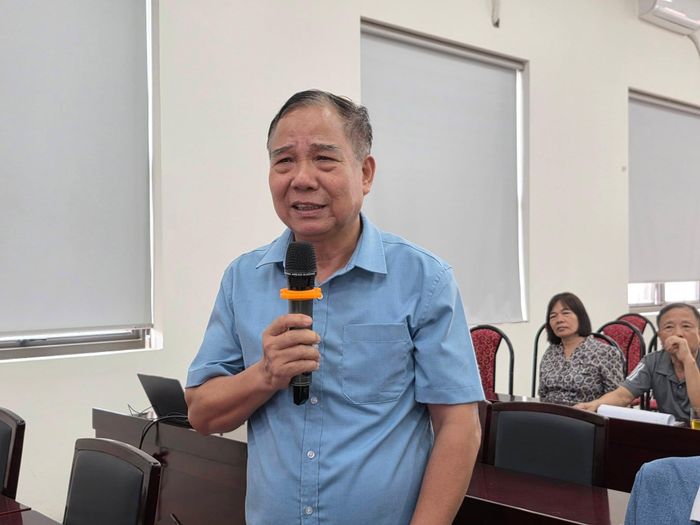 Người dân phường Phú Lương nêu ý kiến đóng góp tại hội nghị. Ảnh: Hữu Tiệp