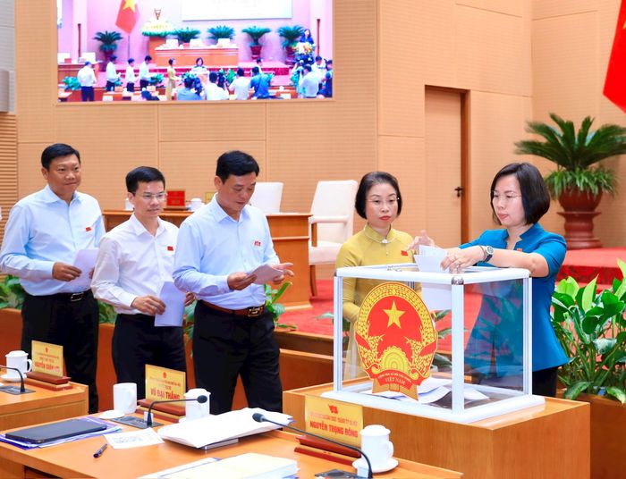 Các đại biểu HĐND thành phố Hà Nội bỏ phiếu thông qua Nghị quyết. Ảnh: Thành Thái