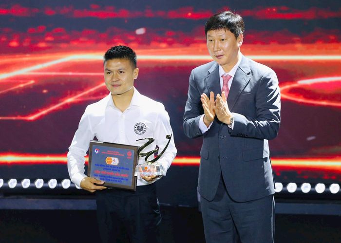 HLV Kim Sang-sik trao danh hiệu Cầu thủ xuất sắc nhất V-League cho Quang Hải. Ảnh: Thuần Thư