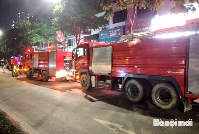 Các xe chữa cháy được huy động khẩn cấp đến hiện trường để khống chế đám cháy. Ảnh: Tuấn Điệp