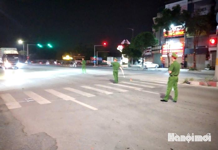 Lực lượng công an phường Kiến Hưng điều tiết giao thông, bảo đảm an toàn khu vực xảy ra hỏa hoạn. Ảnh: Tuấn Điệp