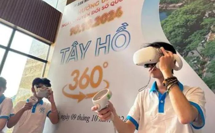 Thanh niên phường Tây Hồ hưởng ứng chuyển đổi số. Ảnh: Thanh Hòa