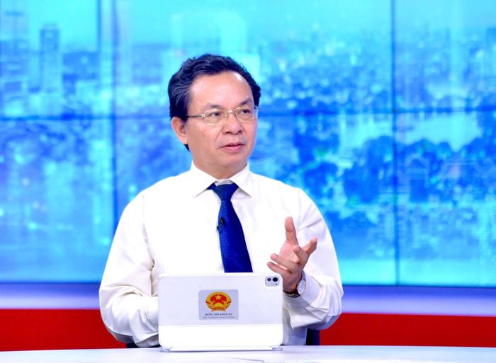 GS.TS Hoàng Văn Cường tại điểm cầu trường quay S1. Ảnh: Viết Thành