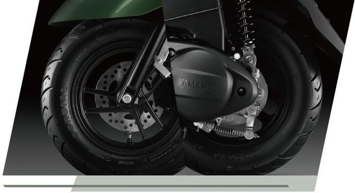 Về vận hành, xe sử dụng hệ thống phanh đĩa trước và phanh tang trống phía sau. Bộ lốp 100/90-10 đi kèm mâm hợp kim nhôm 6 chấu giúp tăng độ ổn định khi vào cua.