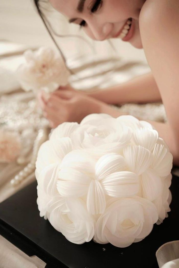 Bình thường cô mặc size S, nhưng để vào phim, Phan Minh Huyền đã tập luyện để xuống size XS. Đặc biệt, vòng eo của cô thậm chí còn nhỏ hơn cả size XS, nên mỗi khi nhận trang phục từ các nhãn hàng gửi đến để diện trong phim, cô vẫn phải bóp eo để trang phục vừa vặn hơn. Việc giảm cân vốn không dễ dàng với bất cứ ai, và Phan Minh Huyền cũng không ngoại lệ. Trước khi bấm máy một tháng, cô bắt đầu điều chỉnh chế độ sinh hoạt: ngủ sớm hơn, ăn uống lành mạnh, hạn chế tinh bột nhưng chưa đến mức quá khắc nghiệt. Đến sát ngày bấm máy, cô áp dụng chế độ cắt tinh bột hoàn toàn để gương mặt nhẹ nhàng hơn khi lên hình. Nhờ giảm cân hiệu quả nên hình ảnh ngoài đời lẫn trên phim của Phan Minh Huyền đều rất đẹp.