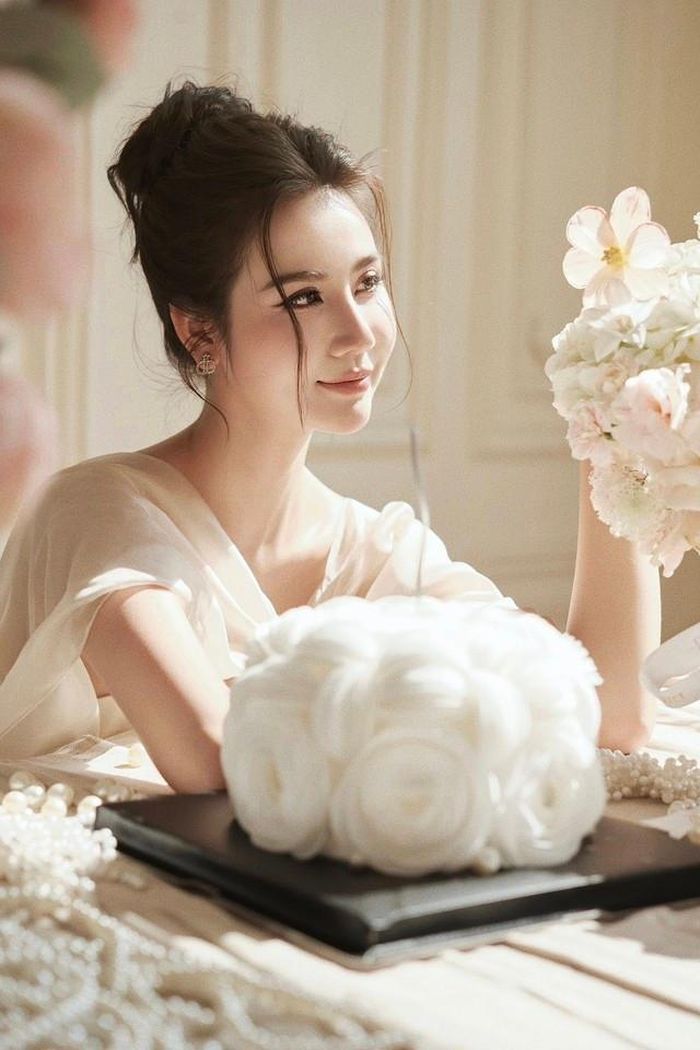 Theo chia sẻ của nữ diễn viên, để lên phim với diện mạo hoàn hảo nhất và “cân” được mọi outfit, dù bản thân vốn có hình thể mảnh mai, cân đối, cô vẫn phải tiếp tục giảm thêm vài cân cho phù hợp với “tỷ lệ màn hình”.