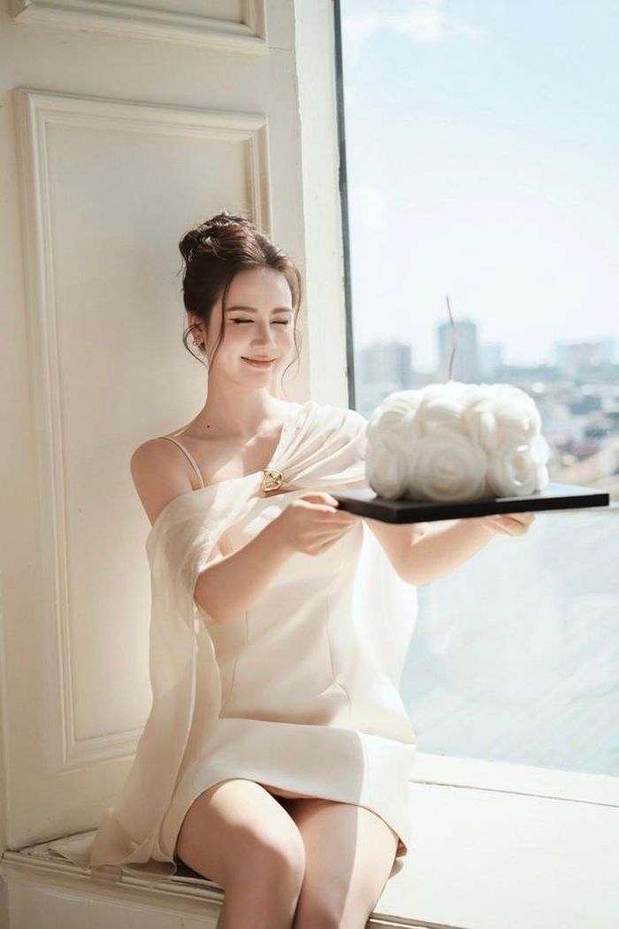 Phan Minh Huyền tiết lộ, người ngoài đời và người trên màn hình tivi thường có sự chênh lệch 3 – 4kg. Vì vậy, trước khi nhận lời tham gia “Cách em 1 milimet”, cô đã chủ động lên kế hoạch siết cân để giảm đúng số cân đó. Chính vì vậy, thời điểm quay phim, nhiều khán giả khi gặp cô ngoài đời đã không khỏi xót giùm nữ diễn viên vì cô… siêu mảnh mai, thế nhưng khi lên phim, hình ảnh này lại vừa vặn, hợp mắt như những gì khán giả thấy.