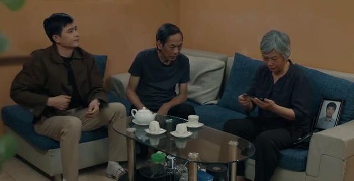 Sinh đã đưa cho mẹ của Thành xem bằng chứng con trai của bà đã ngoại tình. Ảnh VTV