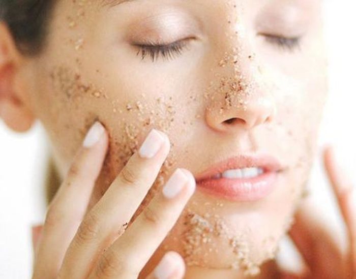 Việc sử dụng các sản phẩm tẩy da chết vật lý hoặc hóa học có thể làm da mỏng hơn, tăng cảm giác châm chích và kéo dài thời gian hồi phục.