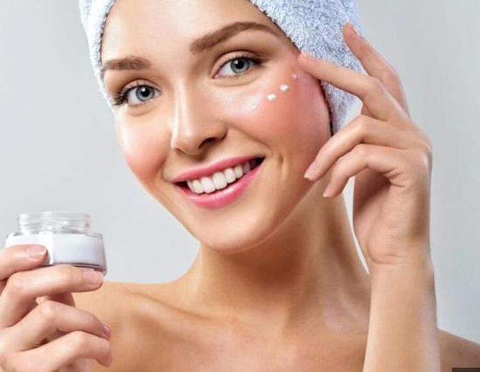 Không chỉ do yếu tố môi trường hay mỹ phẩm, tình trạng mất cân bằng độ ẩm cũng có thể khiến da bị đỏ rát.