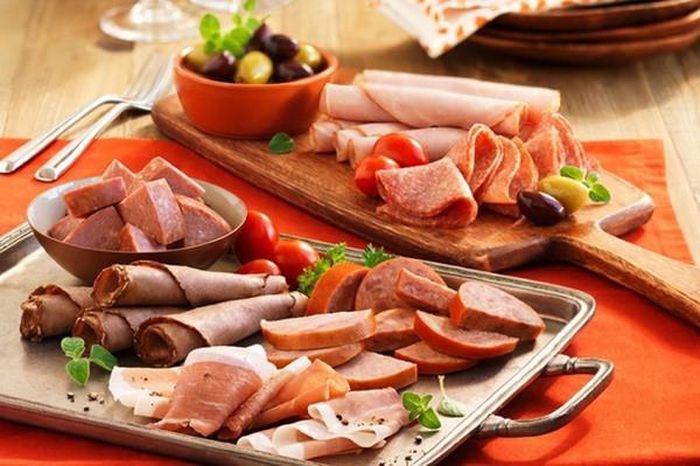 Thịt đỏ đã qua chế biến (xúc xích, thịt nguội, thịt xông khói): Thường chứa nhiều chất béo bão hòa và các hợp chất thúc đẩy viêm.