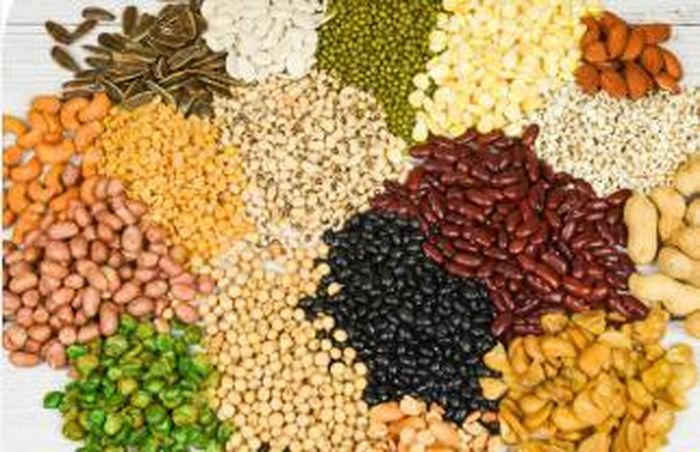 Ngũ cốc nguyên hạt: Gạo lứt, yến mạch, bánh mì nguyên cám… giàu chất xơ, giúp kiểm soát lượng đường trong máu và giảm các chỉ số viêm.