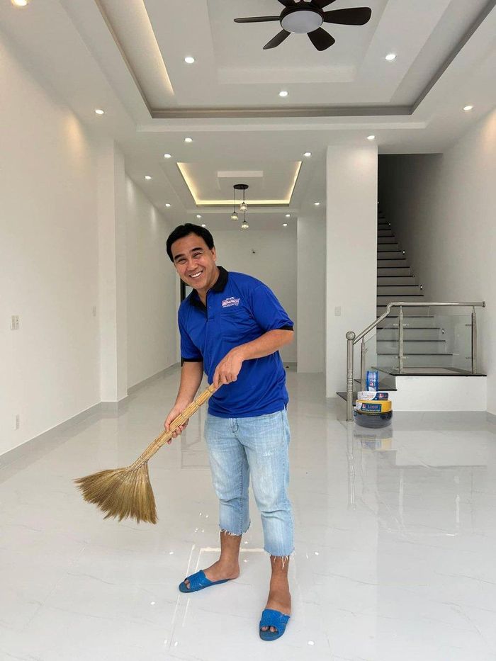 Gia đình anh chuyển về sống tại căn biệt thự này từ năm 2012. Khi đó, vợ chồng anh sửa sang, thay đổi nội thất bên trong, lấy gam màu trắng, xám làm chủ đạo.