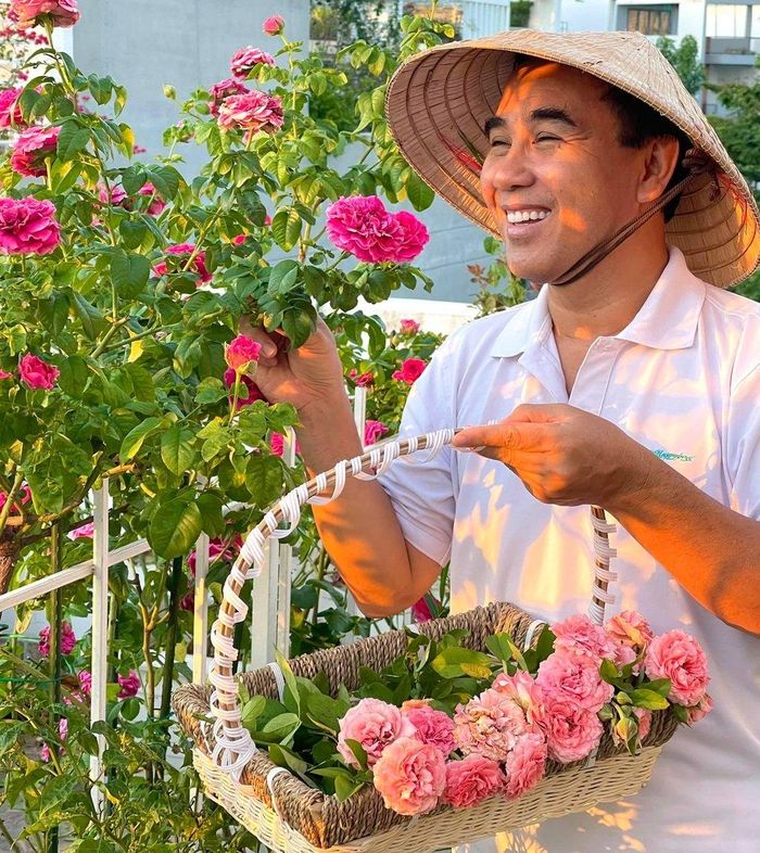 Đặc biệt, biệt thự 21 tỷ đồng của Quyền Linh ngập tràn các loại hoa hồng ngoại. Nam MC cho biết bà xã Dạ Thảo thích hoa hồng nên vợ chồng anh trồng nhiều loại hoa, đủ màu sắc, tạo nên vườn hoa đẹp mắt và lãng mạn quanh nhà.