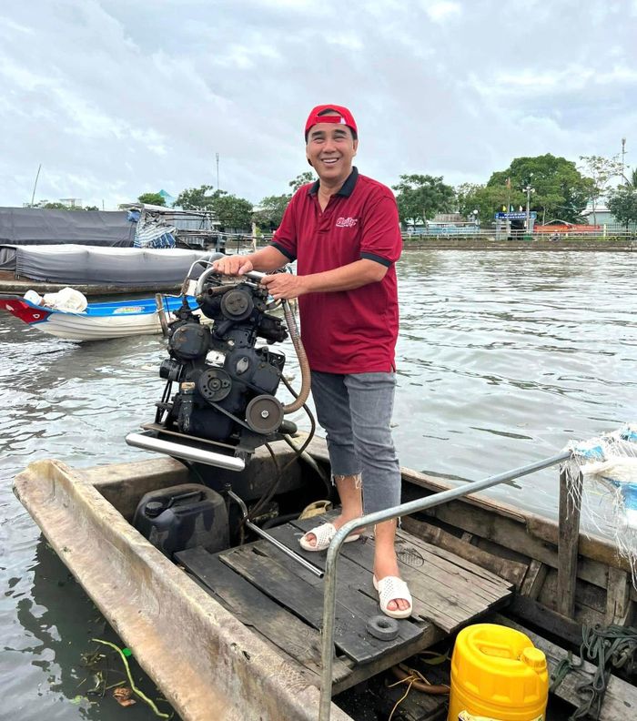 Sau khi lên TP.HCM lập nghiệp, cuộc sống của Quyền Linh vẫn chưa dễ dàng hơn. Trước khi trở thành nghệ sĩ nổi tiếng, anh từng làm nhiều công việc chân tay để kiếm sống như bốc vác, phụ hồ, làm thuê... Trong quãng thời gian theo học Trường Nghệ thuật Sân khấu 2, nam nghệ sĩ nhiều lần rơi vào cảnh túng thiếu, phải ở nhờ nhà bạn bè và nhận sự giúp đỡ từ thầy cô để tiếp tục theo đuổi đam mê nghệ thuật.