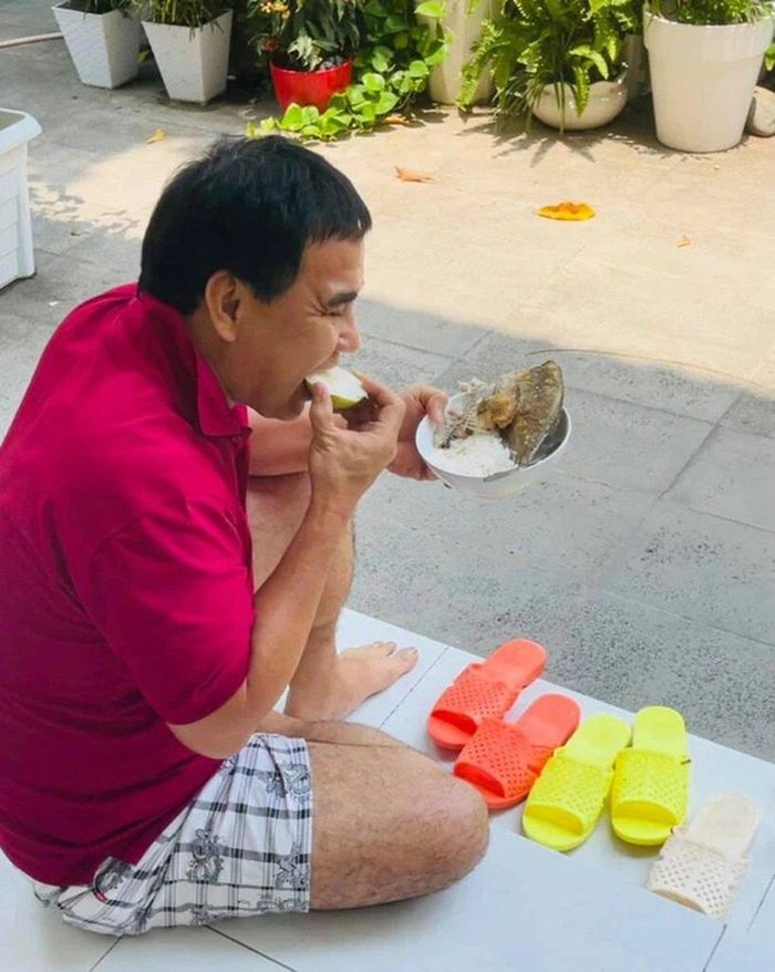 Hiện tại, Quyền Linh hài lòng với cuộc sống. Nam MC nói thời gian gần đây anh giảm bớt công việc để bên cạnh vợ con nhiều hơn. Dù đã là nghệ sĩ nổi tiếng và giàu có, anh vẫn giữ lối sống giản dị, mộc mạc (Ảnh: Facebook nhân vật).