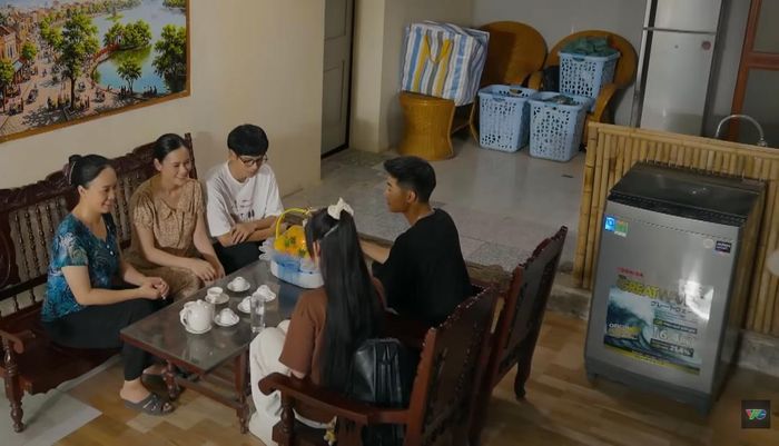 Tuyết Lan đến nhà Khuê chơi trong sự bất ngờ của nhiều người. Ảnh VTV