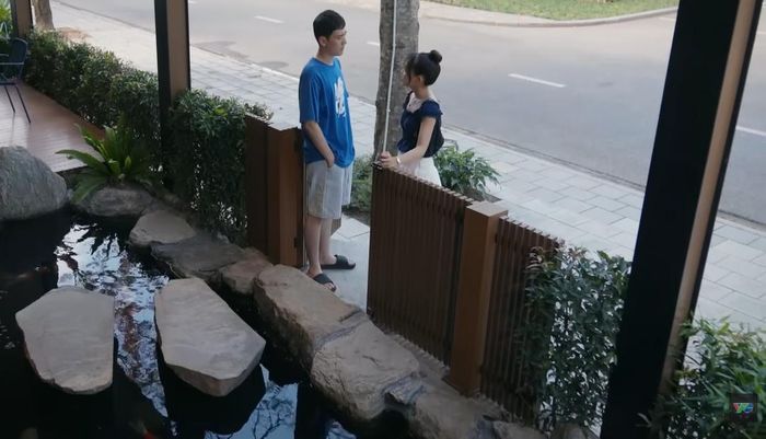 Thái khước từ lời rủ đi chơi của bạn cùng lớp. Ảnh VTV